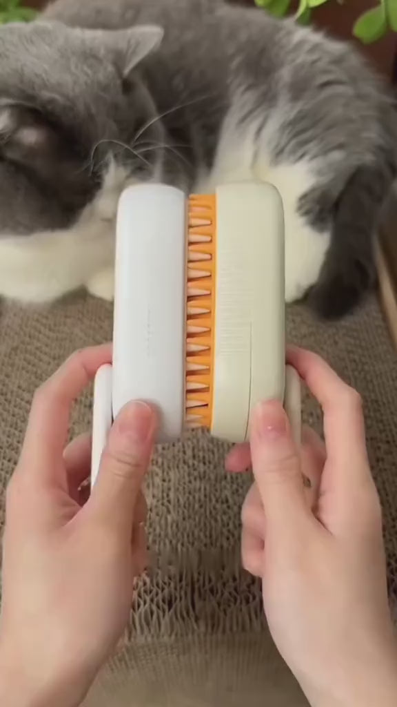 Cepillo a vapor CROSENS sacando el pelo suelto de un gato